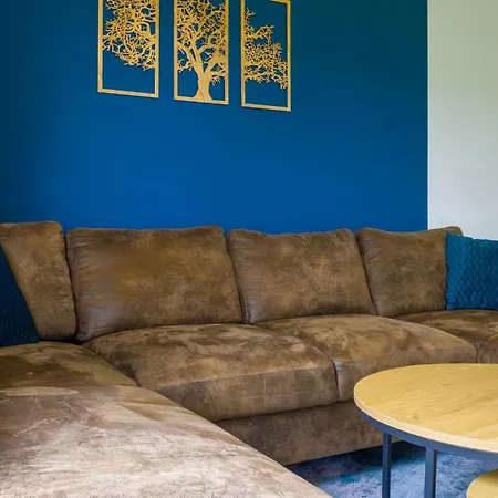 Gross, Modern, Zentrumsnah Mit Parkplatz Und Garten Apartment