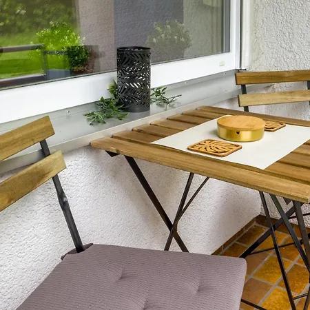 Gross, Modern, Zentrumsnah Mit Parkplatz Und Garten Lägenhet